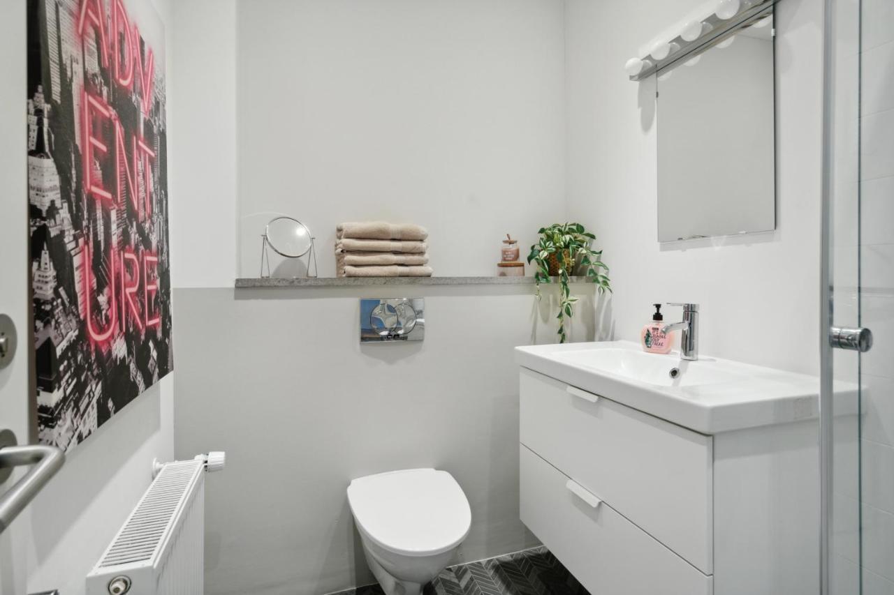 Central 3-Bedroom Apartment With A Big Terrace And Fitness Room Aalborg Esterno foto